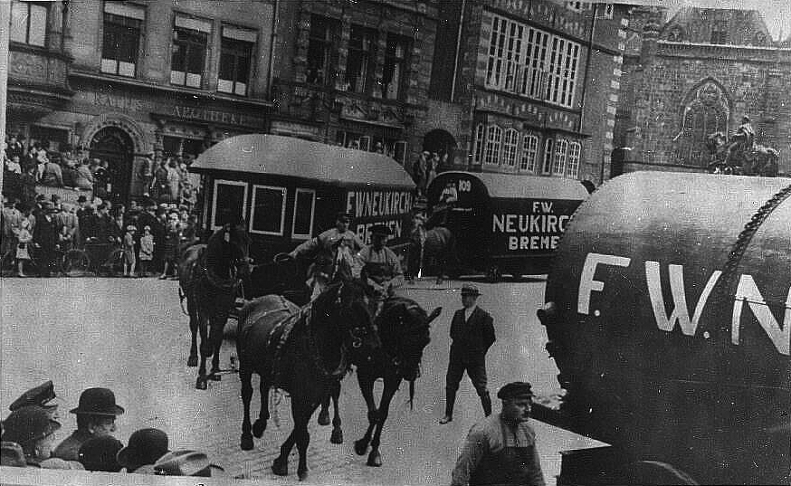 Pferdezugwagen-Kolonne um 1900